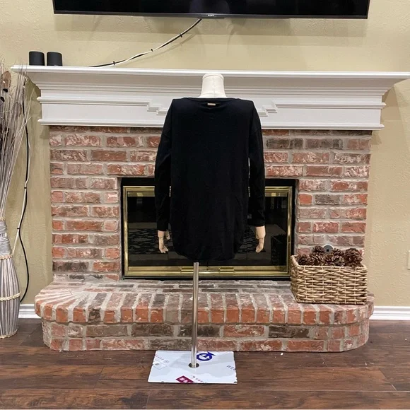 MICHAEL Michael Kors black top w/shoulder buttons/ M/Excellent condition - Picture 8 of 10